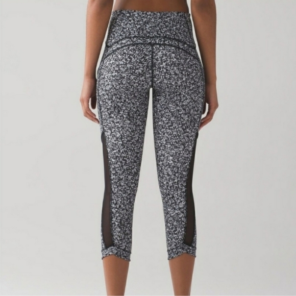 Lululemon •Size 10• Sole Training Cropped Legging Black White Floral Mesh Pocket - Picture 4 of 13